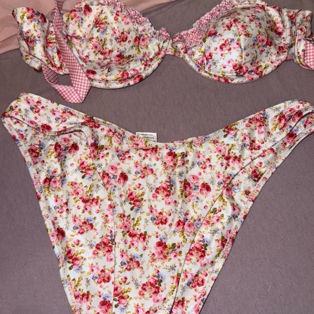 Strawberry milk
Mob Bikini set - Picture 2 of 2